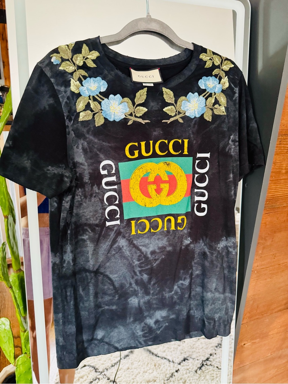Gucci sz xs Black Tie-Dye Logo Tee with Embroidered Floral Detail authentic